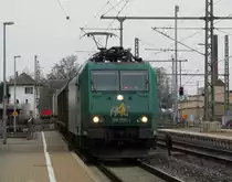 185 550-1 von R4C zieht am 17. April 2012 einen gemischten G�terzug in den Kronacher Bahnhof.