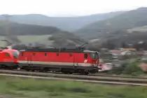 44er-Thementag: Am verregneten 01.07.2006 donnert eine 1144 an der Spitze eines G�terzuges durch Spital am Semmering talw�rts.