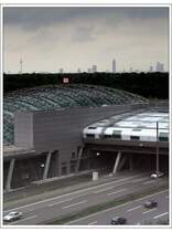 Glaskuppel und Frankfurter Skyline -

Fernbahnhof am Flughafen Frankfurt in Außenansicht. Das Wetter war zum Zeitpunkt der Aufnahme sehr bewölkt aber man muss dennoch versuchen, das Beste daraus zu machen. 

01.06.2006 (M)