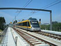 MP 031 hat im Mai 2006 auf der Linie C (gr�n) Ismai - Estadio do Dradao eben die Station Araujo verlassen und f�hrt jetzt �ber die l�ngste Br�cke im Metro-Netz, etwa einen Kilometer lang. Hoch ist sie nicht, sie f�hrt �ber ein flaches Tal und eine Autobahn.