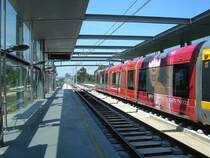MP 022 im Mai 2006 in der Station Araujo, Linie C (gr�n) Ismai - Estadio do Dragao, die Station ist am Anfang in eine l�ngere Talbr�cke integriert.