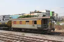 บ.พ.ห.50011 (บ.พ.ห.= B.B.V./Bogie Brake Van) eingereiht im Zug 642 am 13.M�rz 2012 im Bf. Lopburi. 