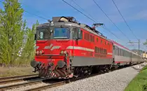 S� 342-014 zieht Personenzug durch Maribor-Tabor Richtung Ljubljana. / 10.4. 2012