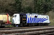 Lokomotion 139 133-3 mit Sonderbeschriftung   �ber 50 Jahre zuverl�ssig im Einsatz   l�uft am Ende eines G�terzuges in Richtung Rosenheim, KBS 950 Kufstein - M�nchen, fotografiert zwischen Grafing und Kirchseeon am 17.04.2012 