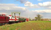Die  Wei�e Lady  DR 212 001-2 (TEV 243 001-5) im DLr 5938 auf der R�ckfahrt von Bochum-Dahlhausen nach Weimar, am 16.04.2012 in Erfurt-Vieselbach.