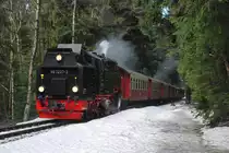 99 7237-3 der Harzer Schmalspurbahnen kommt am 29. Februar 2012 mit Zug 8940 vom Brocken und f�hrt dem Bahnhof von Schierke entgegen. Das Foto wurde vom Bahnparallelweg ab gemacht.