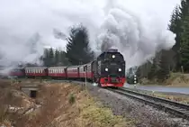 Die historische Dampflokomotive 99 222 der Harzer Schmalspurbahnen f�hrt mit Zug 8904 in der 90� Kurve bei Sorge am 28. Februar 2012. Fr�her hat hier die Eisenbahnstrecke Brunnenbachsm�hle-Tanne der S�dharz-Eisenbahn-Gesellschaft die Harzquerbahn �berquert mittels einer Br�cke, deren Widerlager immer noch sichtbar ist.