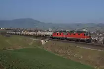 Re 4/4 III 11361 und Re 4/4 II 11266 befinden sich am 21.3.12 mit einem Tankzug bei Frick.