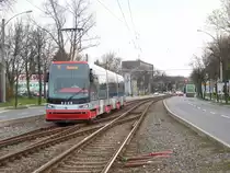 Die neue Skoda-Stra�enbahn die zu Gast in Chemnitz ist am 19.04.2012 auf regul�ren Fahrt zwischen Hutholz und Gablenz an der Haltestelle Uhlestra�e (Bild wurde am Haltestelleende gemacht).