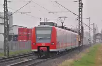 Ein Zug der Linie RE 11 nach M�nchengladbach ist hier kurz vorm Bahnhof Anrath am
14.4.2012. Am Zugende ist der 425 058-5 gereiht.