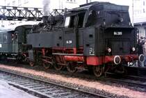 Als  Nachschiebelok  hatte man die 64 289 eingesetzt, dazu gab es aber keinen Anla� - im Gegenteil. Durch Bremsprobleme der 01 musste  die 64er den Zug alleine bef�rdern. Dieses Feuer im Rost, werde ich nicht vergessen - es war glei�end hell.