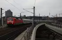 Hier 120 131-8 mit IC2242 von Berlin Ostbahnhof nach Osnabr�ck Hbf., bei der Einfahrt am 6.4.2012 in Berlin Hbf.