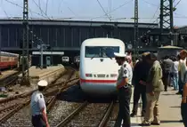 Vor der fahrplanm��igen Aufnahme des ICE-Betriebes im Jahr 1991, konnten die Z�ge im Hauptbahnhof M�nchen besichtigt werden.