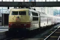 103 171-5 mit ihrem IC im Hauptbahnhof M�nchen 1991