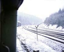 TEIL 2 der Sonderfahrt nach Konstanz.
�ber den Schwarzwaldh�hen lag noch Schnee als eine 221 uns auf dem Gegengleis entgegenr�hrt. Wir staubten im gutgeheizten Zug nach Konstanz.