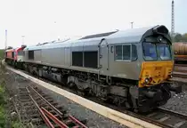 Zwei Class 66 DE6302 von DLC Railways und die DE6312  Alix  von Crossrail stehen in Aachen-Wet an der Laderampe bei Regenwolken am 18.4.2012.