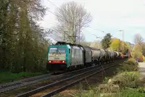 Die Cobra 2808 f�hrt mit einem gemischten G�terzug aus K�ln-Gremberg nach Antwerpen-Noord(B) und kommt die Montzenroute von Aachen-West nach Belgien hochgefahren.
Aufgenommen am Gemmenicher-Weg bei Sonnenschein am 19.4.2012.