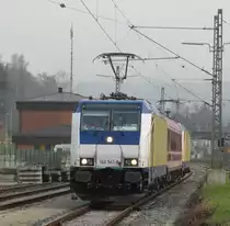 146 541, ein Euro-Express-Wagen und 146 542 rollen am 13. April 2012 �ber Gleis 5 durch den Kronacher Bahnhof.