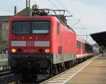143 939-7 zieht am 18. April 2012 eine Regionalbahn nach Ludwigsstadt aus Kronach heraus.