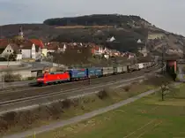 Die 152 153 mit einem KLV-Zug am 17.03.2012 bei der Durchfahrt in Retzbach-Zellingen.