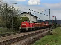 Die 290 625 mit einem Schotterzug am 17.04.2012 unterwegs bei Pleinting.