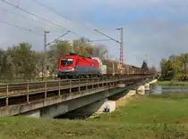 Die 1116 020 mit dem Audi Zug am 17.04.2012 bei der �berfahrt �ber die Isa Br�cke bei Plattling.