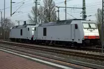 Zwei  graue M�use  stehen einsam auf einem Stumpfgleis am s�dwestlichen Ende des Dresdner Hauptbahnhofes. Sie geh�ren zu ITL, auch wenn dies nur ganz klein am unteren Lokkastenrand zu sehen ist.
18.04.2012 gegen 19:25 Uhr  Dresden Hbf 