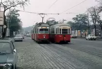 Wien Wiener Stadtwerke-Verkehrsbetriebe (WVB) Allerheiligen-Verkehr am 1. November 1975: SL 22 (E1 4479 (Lohnerwerke 1968)) / SL 71 (b 1429 (SGP 1952)) XI, Simmering, Simmeringer Hauptstraße.
