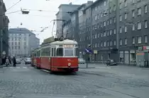 Wien Wiener Stadtwerke-Verkehrsbetriebe (WVB( Allerheiligen-Verkehr am 1. November 1975: SL 29Z (L4 574 (SGP 1961)) III, Landstraße, Landstraßer Hauptstraße / Rennweg. - Scan eines Diapositivs. Kamera: Minolta SRT-101.