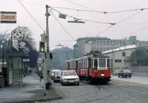 Wien Wiener Stadtwerke-Verkehrsbetriebe (WVB) Allerheiligen-Verkehr am 1. November 1975: SL 29Z (M 4042 (Simmeringer Waggonfabrik 1928)) III, Landstraße, Rennweg / Grasbergergasse. - Scan eines Diapositivs. Kamera: Minolta SRT-101.