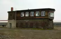 8.3.2008 G�sten, Gmi. Vor der Stilllegung wurden nochmal Fenster und Schornstein erneuert, vermutlich weil F�rdermittel wegmussten. Passiert �fter. Der Anbau links diente als Luftschutzraum.