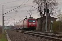 Vorbei an einem verlassenen Bahnw�rterhaus schiebt 145 045 einen Regionalexpress in Richtung Oschatz. (bei Bornitz am 15.04.2012)