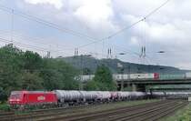 Ein langer Kesselwagenzug unterquert die A1 Richtung 
Hagen-Vorhalle, bespannt mit BR 152 087.
Im Hintergrund links, kann man noch das RWE-Pumpspeicher-Kraftwerk oberhalb der Ruhr erkennen.