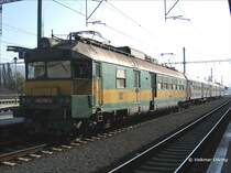 460 001, das Urgestein dieser Baureihe in alter Farbgebung, hat die Sandwich-Garnitur von Roudnice n.L. (Raudnitz an der Elbe) nach Decin (Tetschen-Bodenbach) gebracht. Am anderen Ende des Zuges l�uft 460 085 in Farbgebung blau - 19.10.2005
