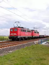 Aber auch Altbaueloks kamen vor�bergefahren, in dem Fall waren es die 140 811-1 und die 140 789-9 mit leeren Coiltr�gerwagen.......gen Neuss am 20.4.2012