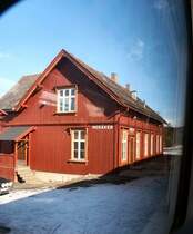 Mer�ker, ein kleiner Bahnhof vom Zugfenster aus, an der Mittlandlinie Sundsvall - Trondheim