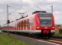 Gerade beschleunigt der 423 248-4 bei Allerheiligen, als er vom Hp losf�hrt um gleich wieder in Nievenheim den n�chsten Halt ein zu legen.....Freitag den 20.4.2012