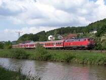 Mit RE 12085 K�ln-Trier ist 218 206 am 02.06.06 am Densborner Kyllufer unterwegs. Die Lok h�ngt au�erplanm��ig am Zugende Richtung Trier, normalerweise laufen die Loks auf der K�lner Seite.