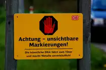 An einem Strommast im Bahnhof J�chen befindet sich dieses Hinweisschild f�r Metalldiebe.....also ich denke, das es wohl reichlich dreist w�re.....unter den Augen der Bahnhofsbewohner nun sich an Eigentum der DB zu vergreifen....22.4.2012