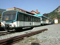 Die Touristengruppe aus dem XR-1331 ist in Entrevaux ausgestiegen. Man beachte den Gr�ssenunterschied der Fahrzeuge zwischen der f�hrenden Doppeleinheit und dem XR-1331. (05.10.2004)