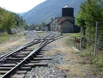 Der Bahnhof Annot hat bestimmt schon bessere Zeiten erlebt und besitzt deshalb auch heute noch eine grossz�gige Gleisanlage. Bei der n�rdlichen Einfahrt aus Richtung Digne liegt diese Dreiwegweiche. (05.10.2004)