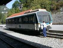 Verschuarbeiten in Annot werden mittels Muskelkraft vom anwesenden Stationspersonal besorgt. Der Steuerwagen XR-1331 wird dem n�chsten Zug nach Nice wieder angekoppelt f�r die R�ckfahrt der Reisegruppe ab Entrevaux. (05.10.2004)