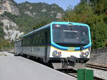 Ein einzelner Autorail X-306 aus Digne f�hrt ein. Er f�hrt einen fensterlosen Gep�ck/Postwagen mit sich, dessen Profil noch etwas niedriger ist. (05.10.2004)