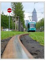 Zwischen Gleisbogen und Messeturm - 

Straßenbahn-Impression aus Frankfurt I. 

01.06.2006 (J)