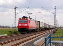 Mit Tragwagen kommt aus Richtung K�ln die 185 117-9 bei Allerheiligen gefahren.20.4.2012