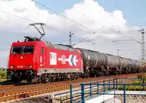 Auf der Br�cke �ber die K 33 bei Allerheiligen ist hier die HGK 2056 alias 185 588-1 mit einem Kesselwagenzug in Richtung Neuss unterwegs. 20.4.2012