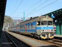 Zwischen Decin (Tetschen-Bodenbach) und Roudnice n.L. (Raudnitz an der Elbe) verkehren  Sandwich -Züge mit beidseitig BR 460. Am anderen Ende dieses Zuges befindet sich 460 001 (das Urgestein dieser Baureihe) - 19.10.2005
