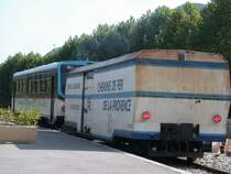 Der Autorail X-306 verl�sst mit seinem Gep�ckwagen XR-1337 den Bahnhof Entrevaux.(05.10.2004)
