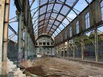 Die vier Bahnhofsgleise sind noch schwach zu erkennen unter dem Schutt. Es bleibt zu hoffen, dass hier ein Umdenken stattfindet und dieser Bahnhof zu neuem Glanz erstrahlen k�nnte. (05.10.2004)