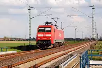 Auf dem R�ckweg von Nievenheim zum G�terbahnhof Neuss ist bei Allerheiligen die 152 045-1 am Freitag den 20.2.2012 zusehen.